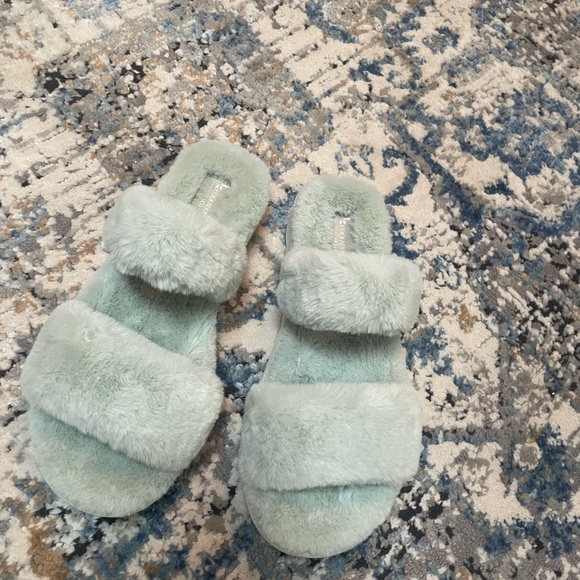 Ugg W Fuzz on Slippers size 9- brand new! - Picture 2 of 4